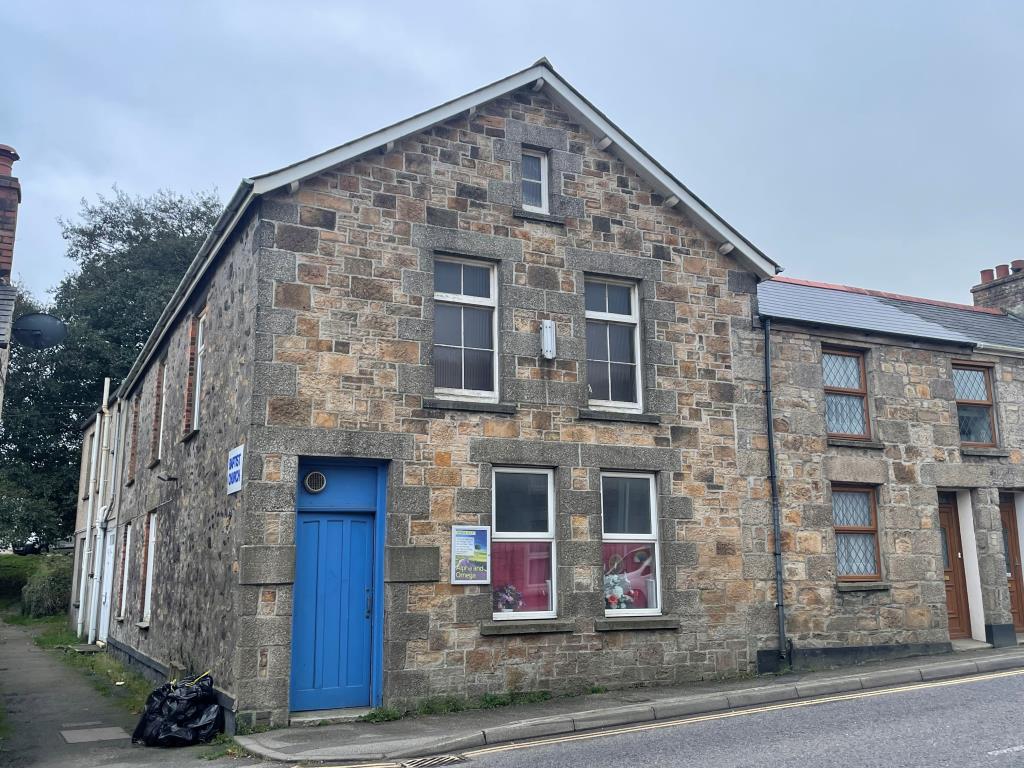 Lot: 140 - FORMER BAPTIST CHURCH - External photograph of Lot including front and side elevations